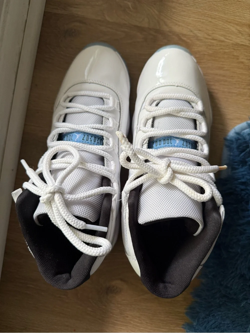 Jordan Air Jordan 11 Retro Box — White and Blue